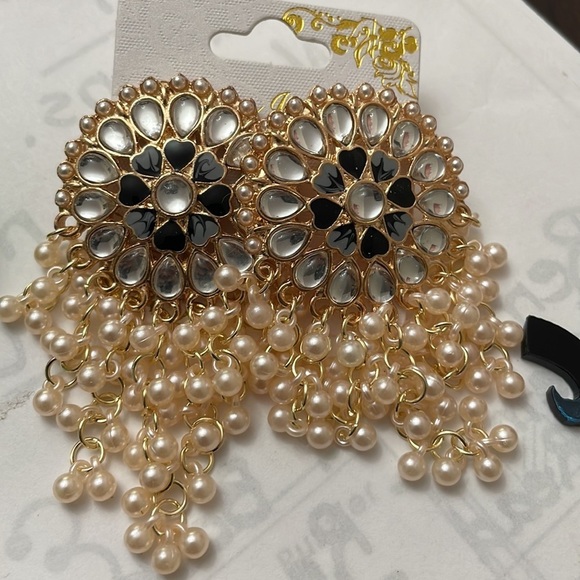 FAUX pearl tessel decor drop earring - Picture 4 of 4